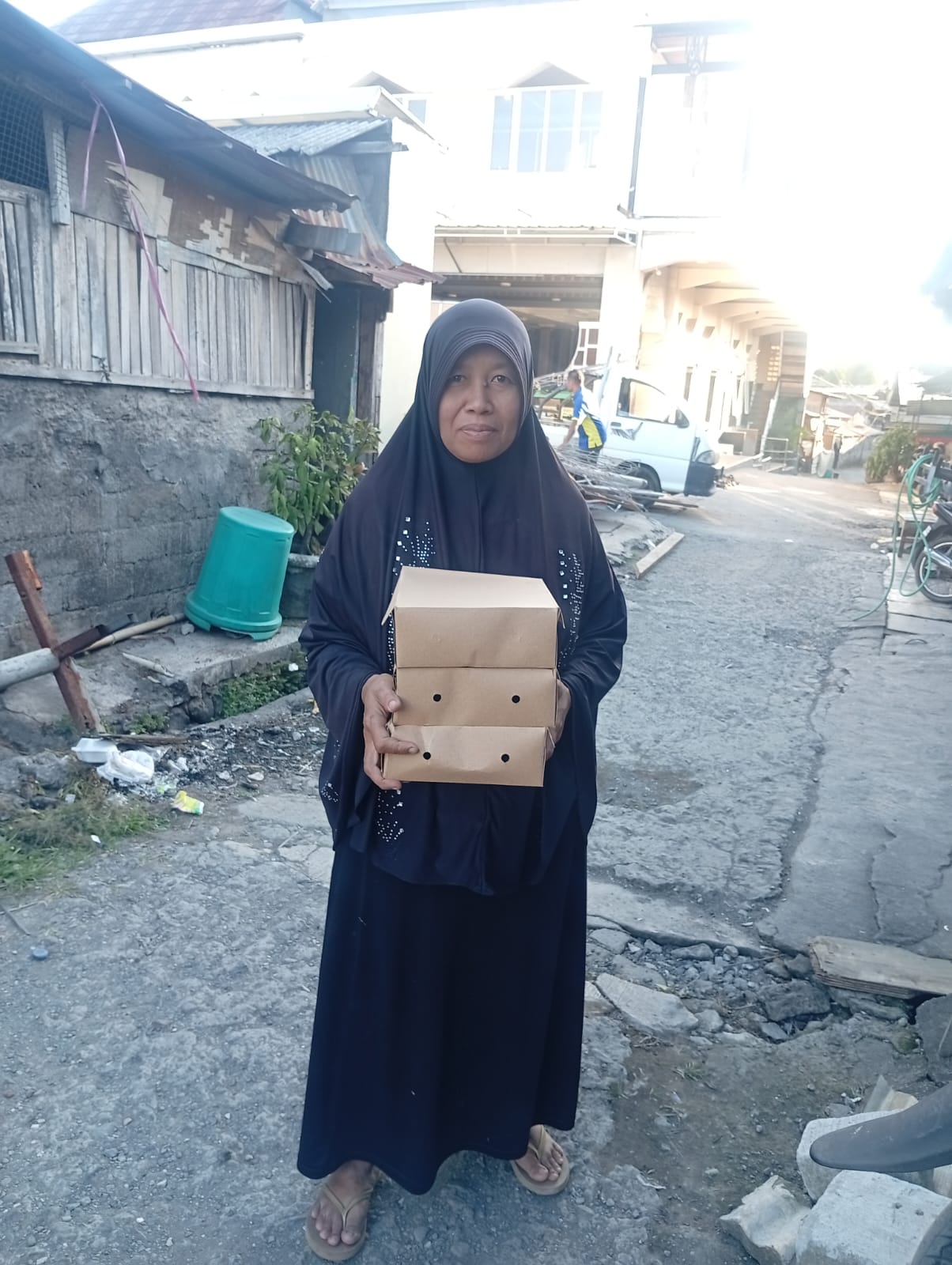 Relawan menyusun paket nasi dengan rapi