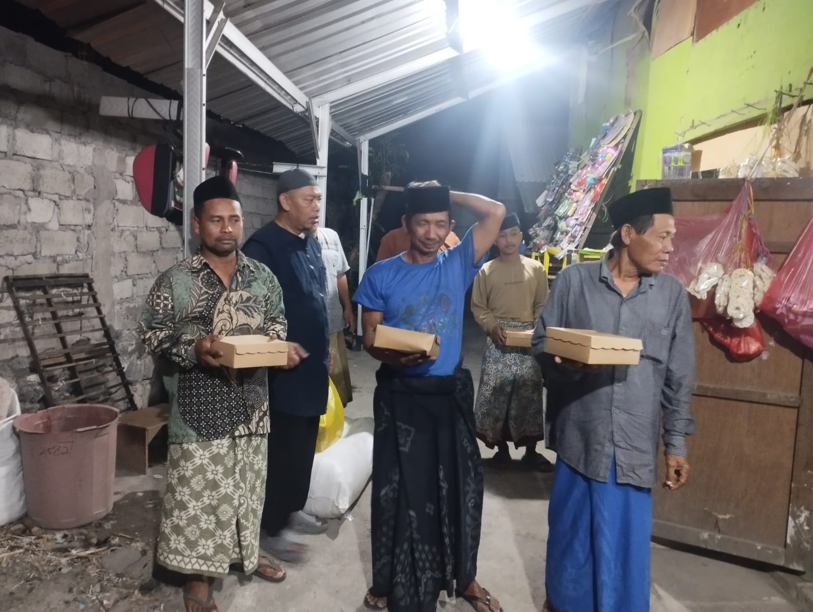 Kebersamaan relawan dan penerima manfaat