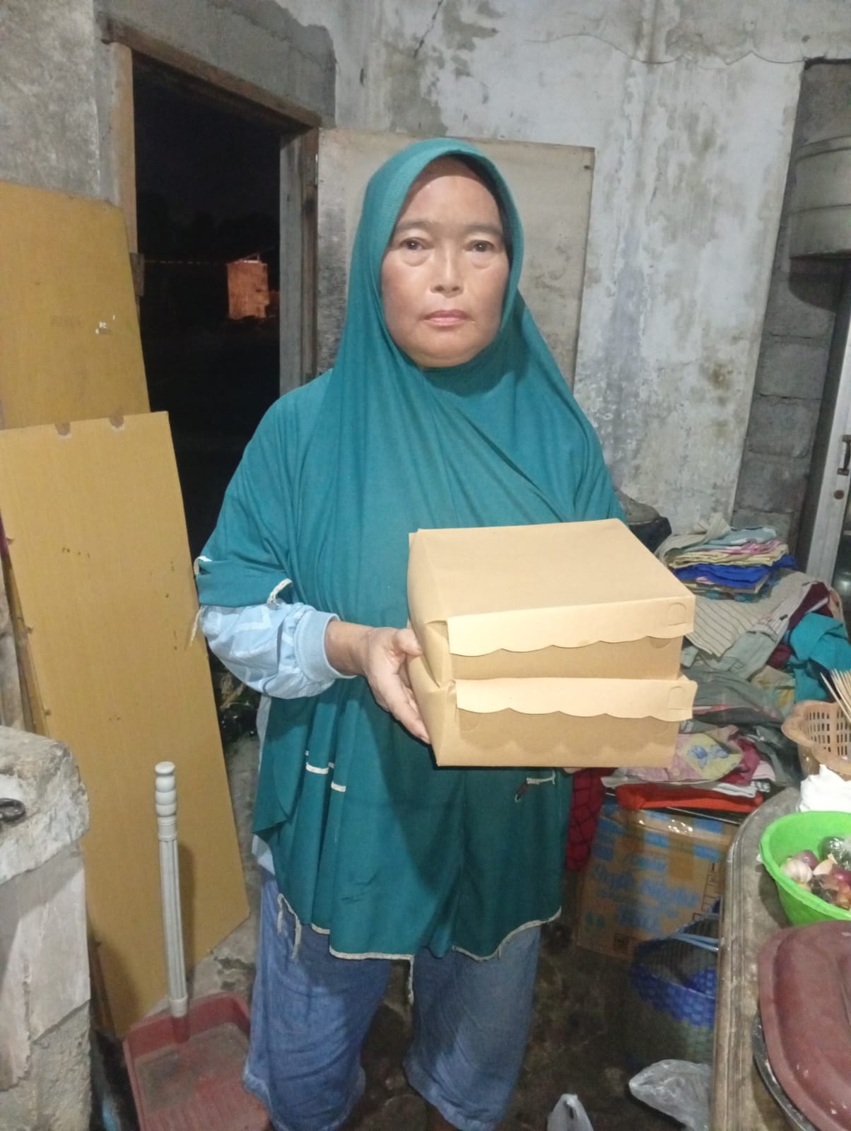 Tim relawan berkoordinasi di lapangan