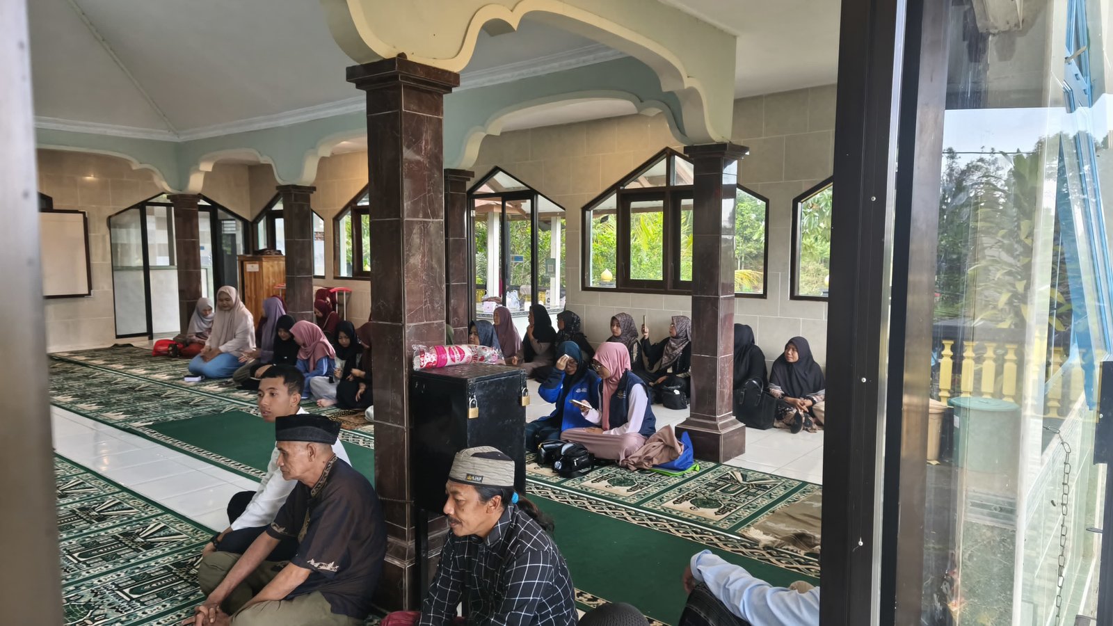 Warga antusias menyimak