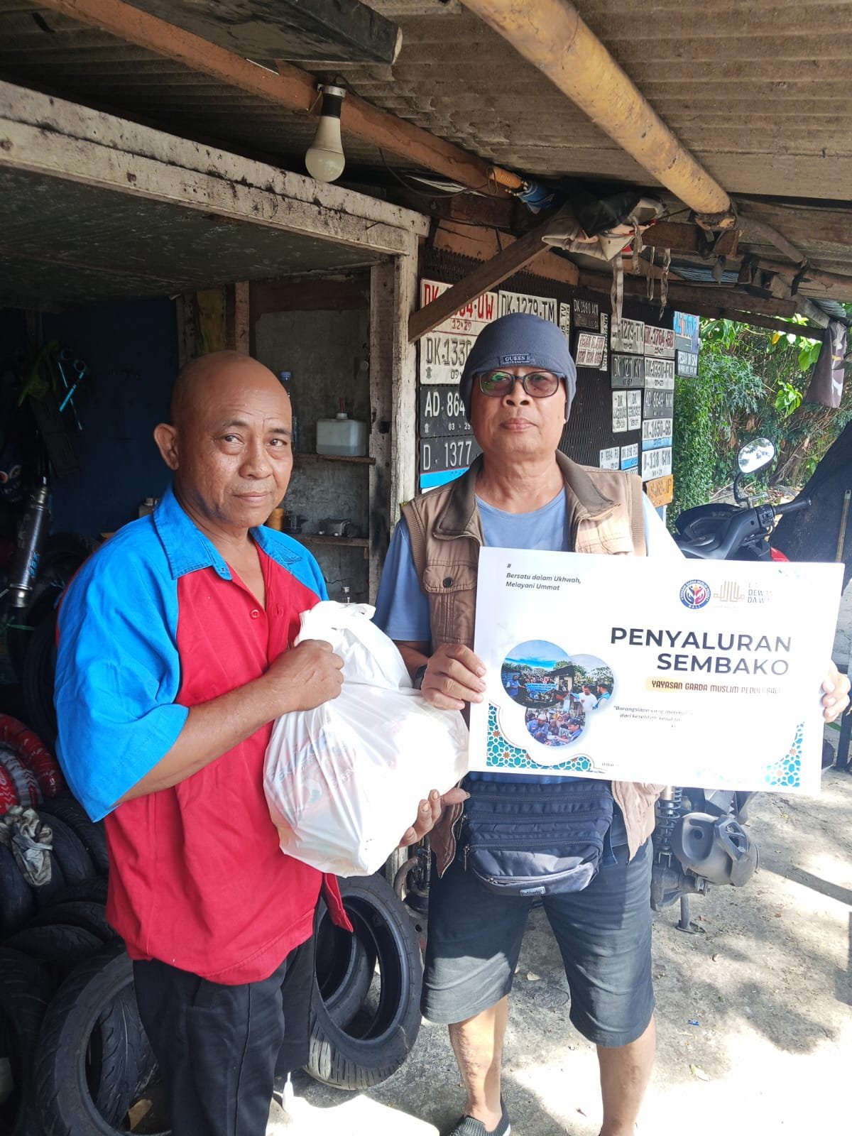 Kebahagiaan penerima paket sembako